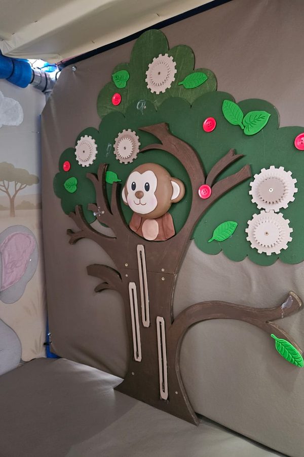 Árvore sensorial interativa na Área Baby