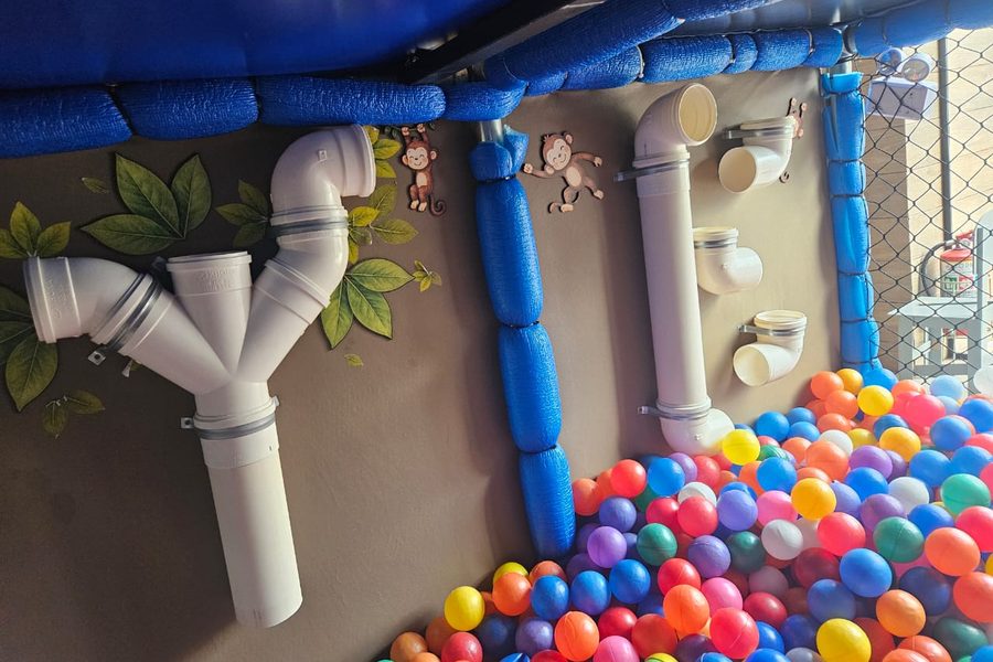 Piscina de bolinhas com tubos sensoriais na Área Baby